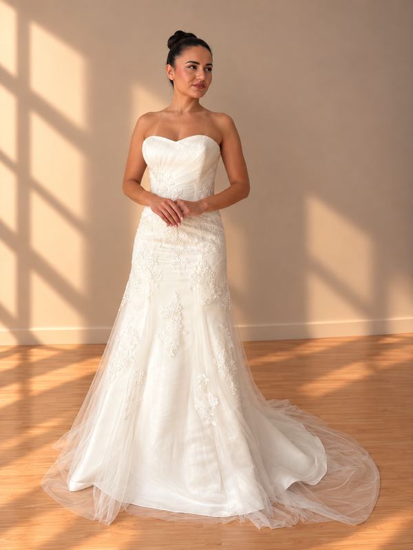 Trouwjurk Beautiful, strapless sweetheart met kanten applicatie