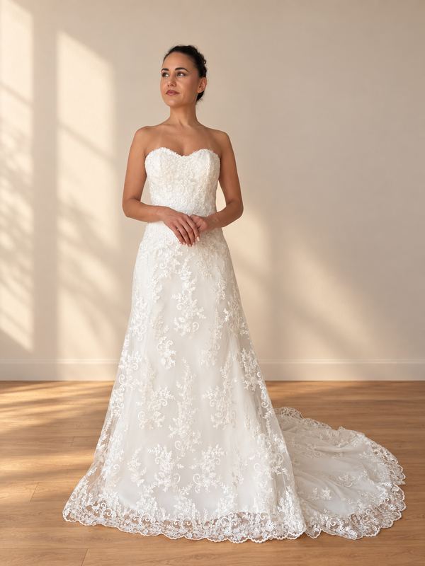 Trouwjurk Victoria Finland, strapless hartvorm met sleep
