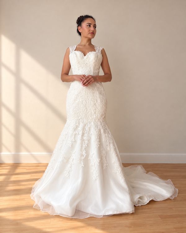 Trouwjurk Mori Lee, hoge halslijn met open rug